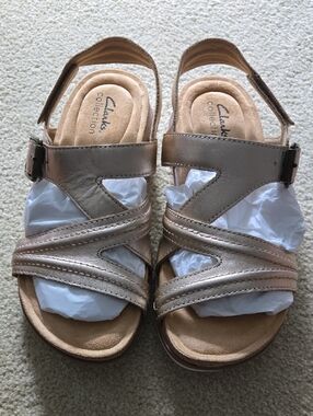 Clarks Metallic Rose Gold Strappy Sandals - Size 6.5 Wide - NEW w/Tags